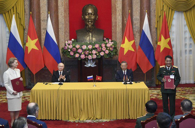 Chủ tịch nước Tô Lâm và Tổng thống Nga Vladimir Putin chứng kiến lễ trao các văn kiện hợp tác song phương. (Ảnh: Như Ý)