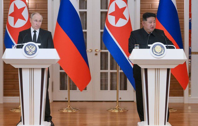 Nhà lãnh đạo Triều Tiên Kim Jong-un đã trao tặng Tổng thống Nga Vladimir Putin Huân chương Kim Nhật Thành. Ảnh: TASS