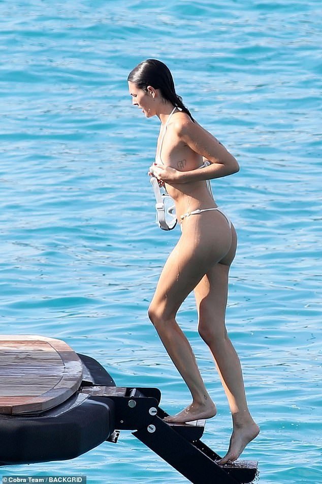 Bạn gái Leonardo DiCaprio khoe dáng với bikini - 2