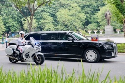 Media - Đoàn xe hộ tống Tổng thống Nga Putin lăn bánh trên đường phố Hà Nội