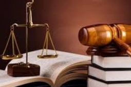 Bị phạt vì 'có vợ nhưng sống như vợ chồng với người khác', người đàn ông kiện chủ tịch quận