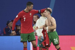 HLV Bồ Đào Nha lên tiếng về Ronaldo, rộ tin CR7 dự bị cho người hùng Conceicao