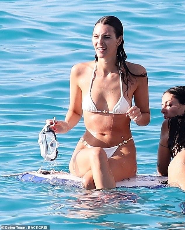 Bạn gái Leonardo DiCaprio khoe dáng với bikini - 4