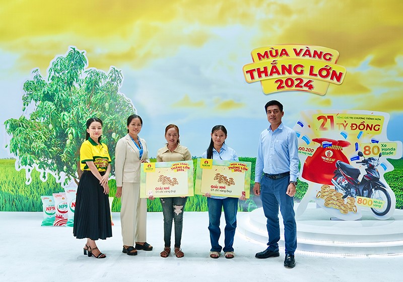 Phân Bón Cà Mau trực tiếp trao giải vàng 99.99 cho bà con trúng giải tại Livestream Mùa Vàng Thắng Lớn 2024