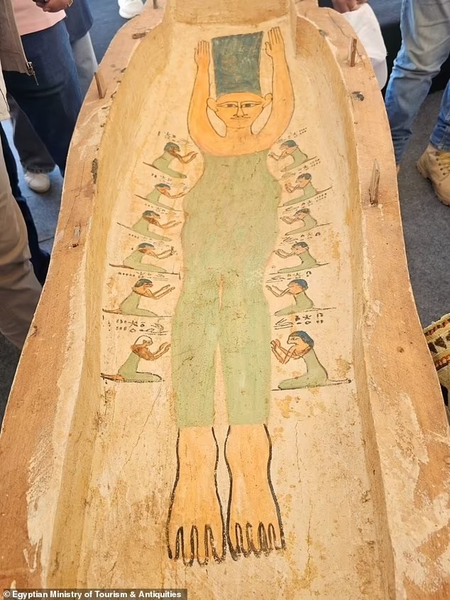 Hình vẽ kỳ lạ ở mặt sau nắp quan tài hơn 3.500 tuổi (ảnh: Daily Mail)