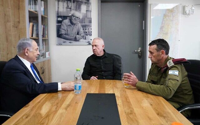 Thủ tướng Israel Benjamin Netanyahu (trái) trong một cuộc họp với Bộ trưởng Quốc phòng Yoav Gallant (giữa) và Tổng Tham mưu trưởng quân đội Israel, trung tướng Herzi Halevi.