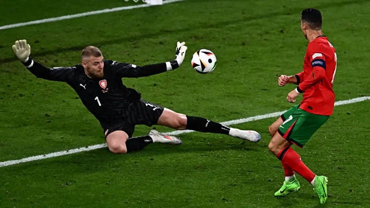Ronaldo phung phí cơ hội trước CH Séc