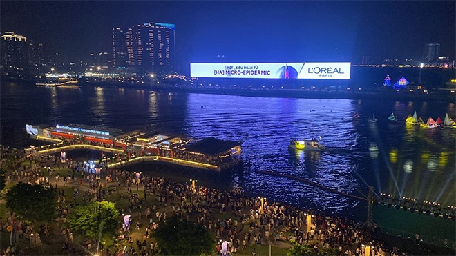 Hàng ngàn người chiêm ngưỡng quảng cáo của L’Oréal bên bờ sông Sài Gòn