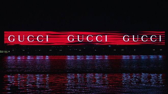 Thương hiệu thời trang cao cấp Gucci “nhuộm” đỏ Sky Led Thủ Thiêm