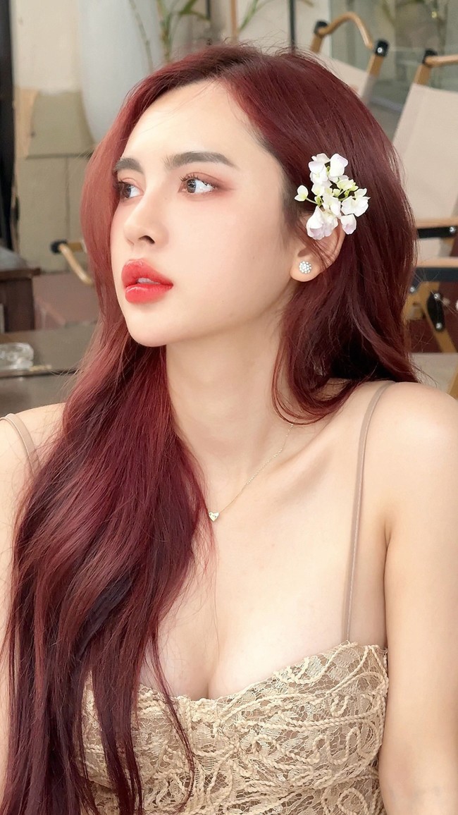 Cô gái "gây bão" khi xuất hiện trên sóng truyền hình bình luận Euro 2024 - 4