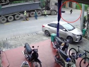 Xe máy - Xe đạp - Clip: Kỹ năng thoát nạn cực tốt của cô gái đi xe máy tránh ô tô tải lao tới