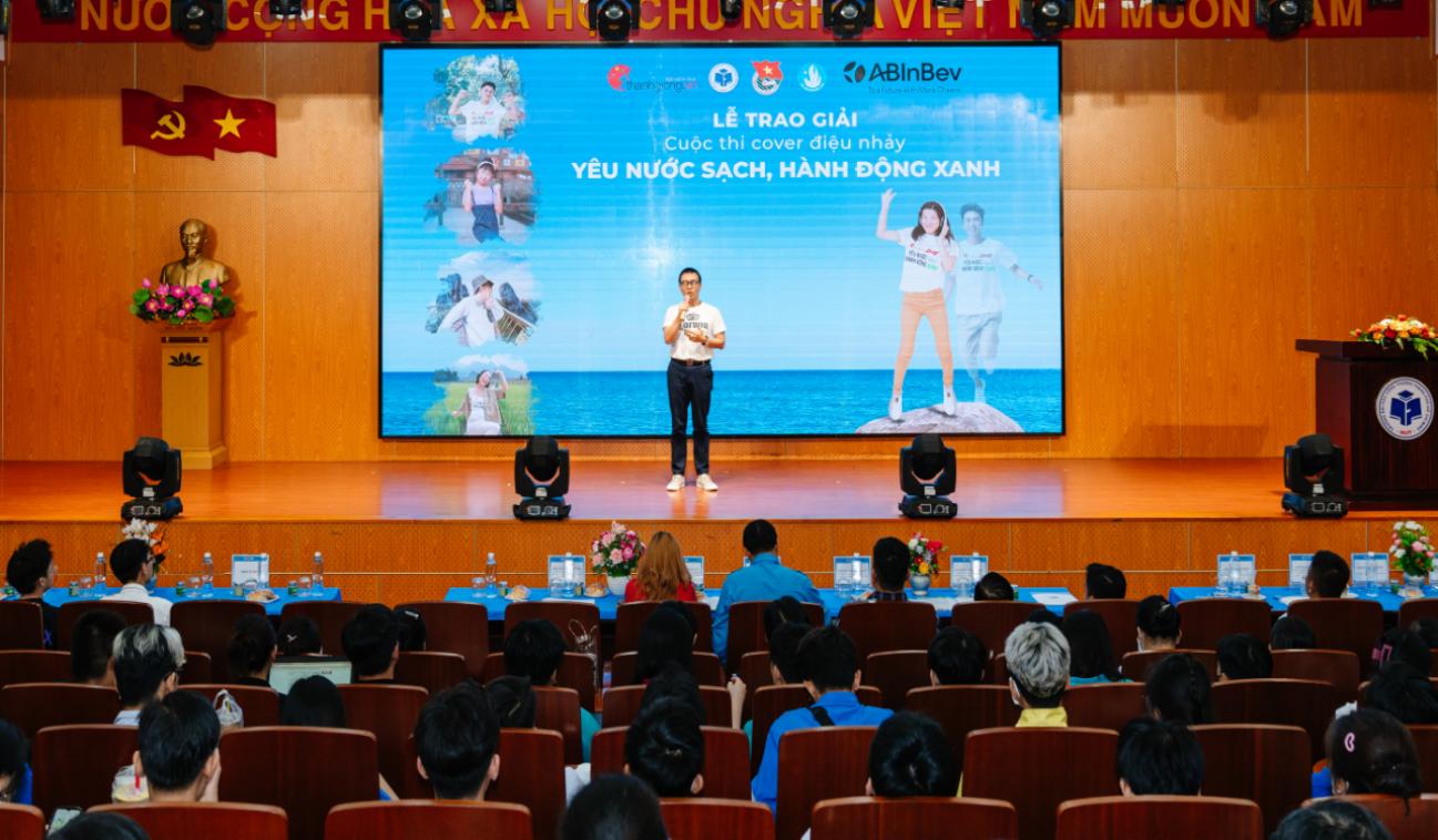 Ông Trương Văn Toàn - Giám đốc Pháp lý và Đối ngoại khu vực Đông Nam Á Phát biểu tại lễ trao giải cuộc thi cover điệu nhảy “Yêu Nước Sạch, Hành Động Xanh”.
