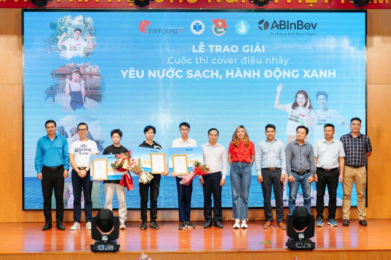 Ông Trương Văn Toàn cùng BTC, khách mời và thí sinh đạt giải chụp hình lưu niệm sau khi kết thúc cuộc thi.
