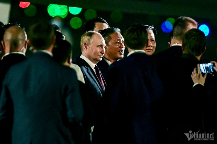 23h15: Khi đến chân cầu thang chuyên cơ, Tổng thống Putin dừng lại vài phút trò chuyện, bắt tay và chụp ảnh lưu niệm với những người đến tiễn. Ảnh: Trọng Tùng