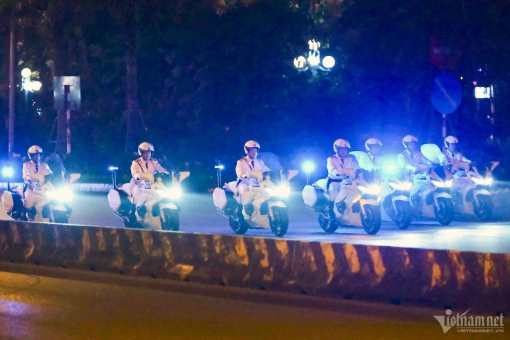 Đoàn xe mô tô của cảnh sát giao thông. Ảnh: Hùng Nguyễn