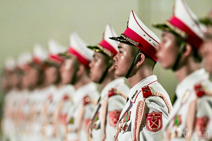 Tiễn Tổng thống và đoàn tại sân bay có: Bí thư Trung ương Đảng, Trưởng Ban Đối ngoại Trung ương Lê Hoài Trung; Phó Thủ tướng, Chủ tịch Phân ban Việt Nam trong Ủy ban liên chính phủ Việt Nam-Nga về hợp tác kinh tế-thương mại và khoa học-kỹ thuật Trần Hồng Hà; Chủ nhiệm Văn phòng Chủ tịch nước Lê Khánh Hải; Chủ tịch UBND TP Hà Nội Trần Sỹ Thanh; Thứ trưởng Bộ Ngoại giao Lê Thị Thu Hằng; Đại sứ Việt Nam tại Nga Đặng Minh Khôi... Ảnh: Trọng Tùng