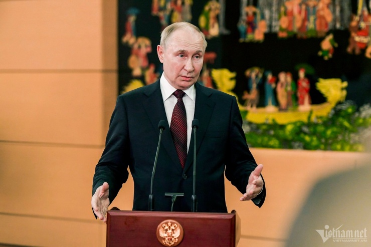 Sau khi đến sân bay Nội Bài, trước khi ra chuyên cơ, tại sảnh VIP A, Tổng thống Putin đã có phát biểu với báo giới về chuyến thăm. Ảnh: Trọng Tùng