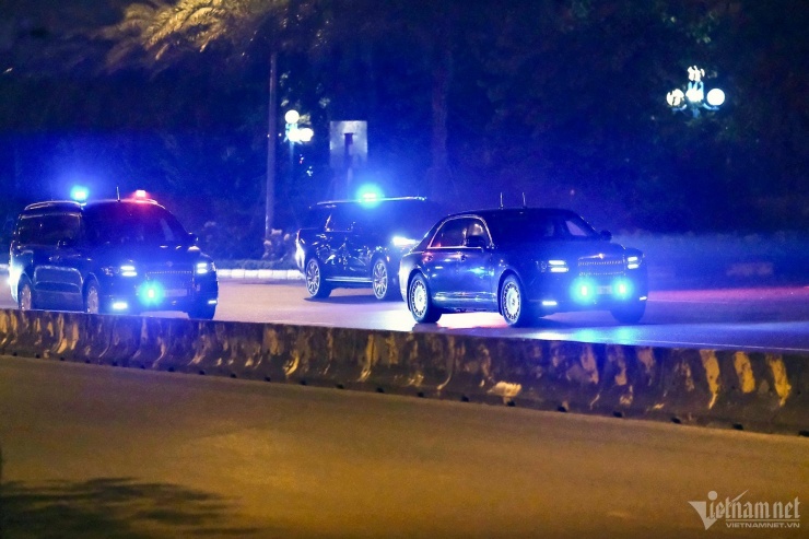 Đoàn xe chở Tổng thống Nga Putin trên đường Võ Nguyên Giáp. Ảnh: Hùng Nguyễn