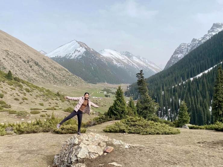 Khánh Trang trên đường trekking tới Altyn Arashan - nơi có thảo nguyên rộng bao la, những ngọn núi tuyết thuộc dãy Thiên Sơn đẹp không kém Thụy Sĩ.