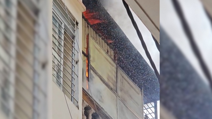 Cháy nhà ở Hà Nội lúc giữa trưa, cả xóm lao vào dập lửa - 2