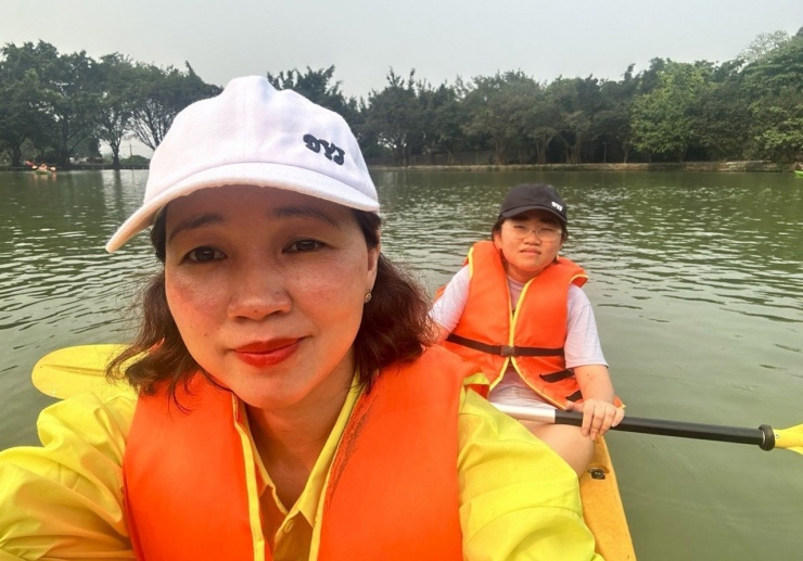 Chị Mai Thị Hòa và con gái Nguyễn Mai Lan Nhi. Ảnh: NVCC