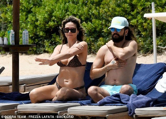 Ngày 18/6, Heidi Klum được nhìn thấy cùng gia đình tận hưởng một ngày đẹp trời trên bãi biển ở Sardinia, Italy.