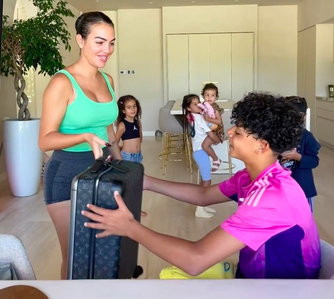Georgina Rodriguez tặng quà cho cho con trai C. Ronaldo nhân sinh nhật 14 tuổi của cậu bé. Ảnh: Instagram Georgina Rodriguez