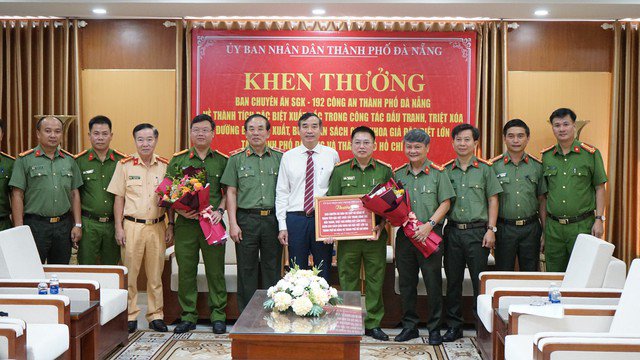 Chủ tịch UBND TP Đà Nẵng Lê Trung Chinh thưởng 