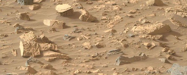 Hình ảnh chụp khu vực mà robot săn sự sống của NASA đang khám phá, cho thấy một loại đá sáng màu, bề mặt sần sùi như bắp rang, rất phổ biến - Ảnh: NASA