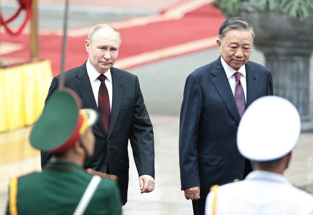 Chủ tịch nước Tô Lâm và Tổng thống Nga Vladimir Putin duyệt đội danh dự trong lễ đón cấp Nhà nước, ngày 20/6. (Ảnh: Như Ý)