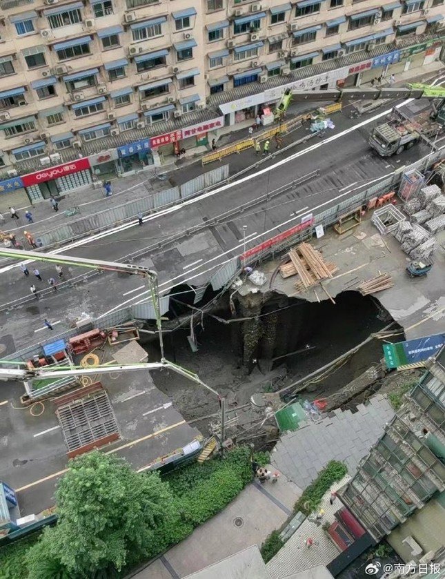 Trung Quốc: Sập công trình xây ga tàu điện ngầm làm xuất hiện hố tử thần - 1