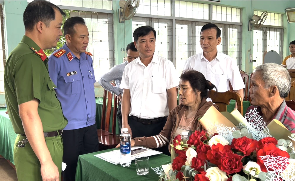 Công an huyện Đắk Glong và VKSND cùng cấp trò chuyện với vợ chồng ông Lê Trường. Ảnh: VŨ LONG
