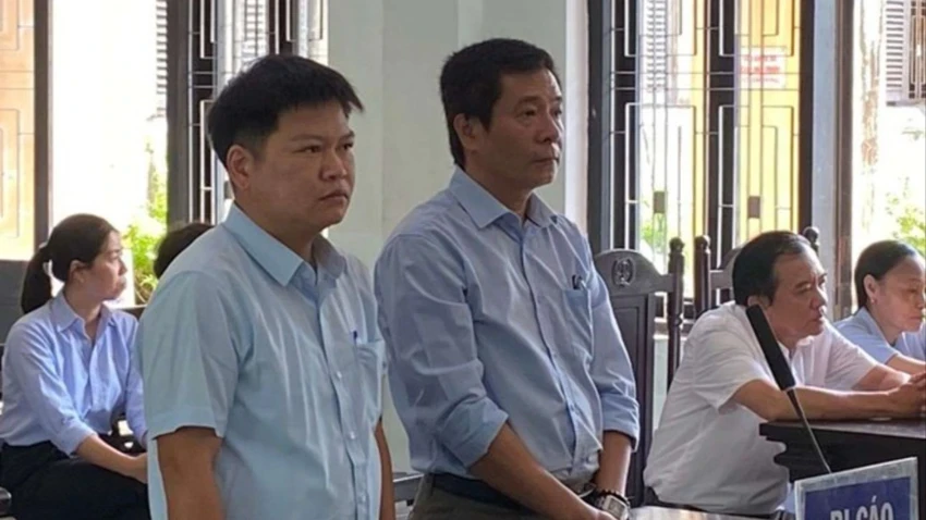 Ông Hoàng Văn Đức (bên phải) tại phiên tòa xét xử ngày 8-5-2024. Ảnh: N.MINH
