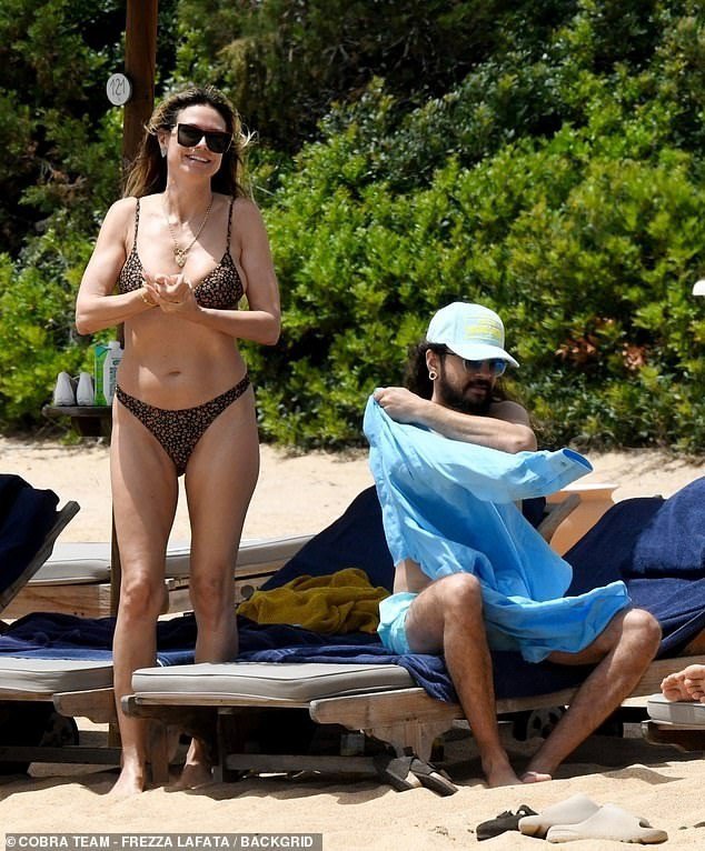 Siêu mẫu gốc Đức mặc bikini nâu in hoa nhí khoe vóc dáng cao 1,76 m cân đối, gợi cảm. Ở tuổi 51, cô vẫn giữ được phong độ nhan sắc lẫn hình thể. Cựu thiên thần Victoria's Secret được khen không hề có sự chênh lệch với người chồng kém 16 tuổi, Tom Kaulitz.