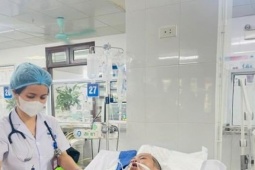 Tin tức trong ngày - Suýt mất mạng vì bị rắn cạp nia cắn khi đang ngủ