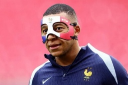 Đàn ông - Mbappe đeo mặt nạ đặc biệt tới sân tập