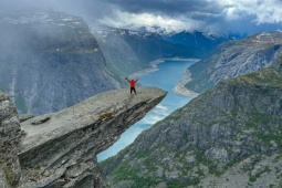 Du lịch - Khách Việt chinh phục Lưỡi quỷ trong bão, tuyết