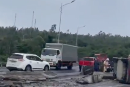 Tin tức trong ngày - Ô tô tông liên hoàn, hàng trăm thùng sữa văng tung tóe trên Quốc lộ 1
