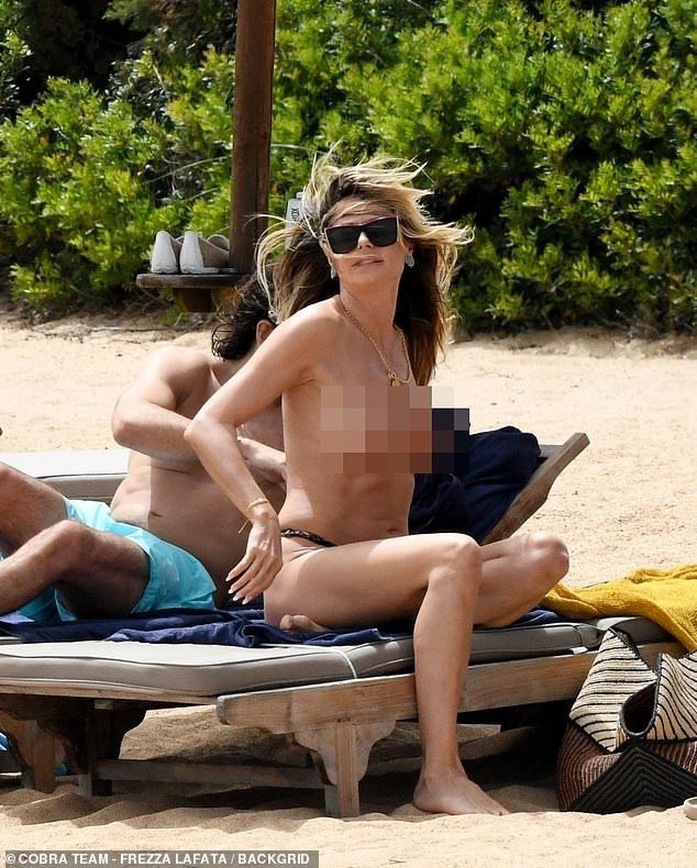 Heidi Klum cởi bikini để tắm nắng gây tranh cãi - 11
