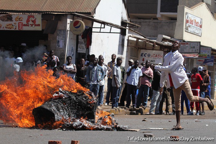 Tình trạng bạo lực hậu bầu cử ở Zimbabwe năm 2008. Ảnh: Newsday Zimbabwe