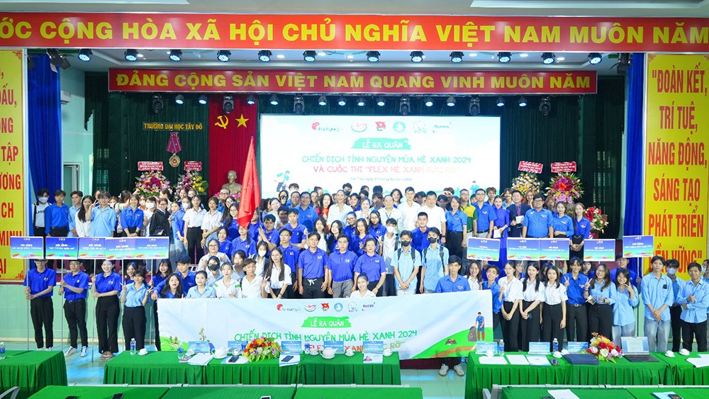 Ban lãnh đạo Hội Liên Hiệp Thanh Niên Việt Nam và thanh niên tình nguyện ra quân thực hiện chiến dịch tình nguyện mùa hè xanh 2024.