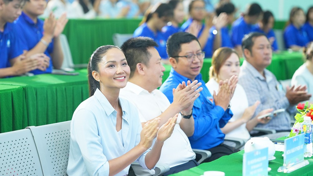 Hoa Hậu H'Hen Niê góp mặt trong buổi lễ ra quân để cùng lan tỏa và chia sẻ thông điệp ý nghĩa của chương trình đến với các tình nguyện viên.