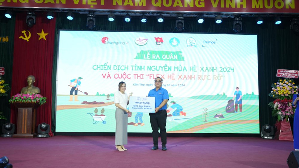 Bà Cao Lê Lan Dung (trái) – đại diện nhà tài trợ nhãn hàng Remos, công ty TNHH Rohto Mentholatum (Việt Nam) trao tặng sản phẩm Remos cho các tình nguyện viên tham gia chiến dịch mùa hè xanh của Đại Học Tây Đô, thành phố Cần Thơ tại lễ ra quân.