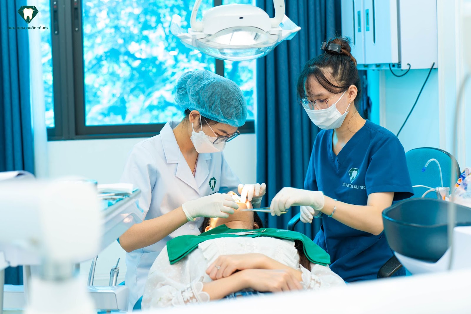 Bác sĩ Nhung đang thăm khám cho bệnh nhân