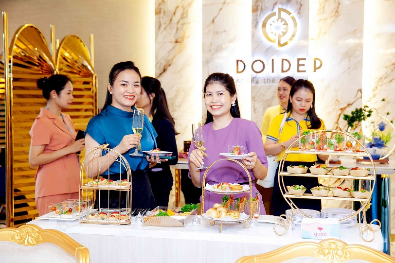 Khu vực ẩm thực với quầy buffet đa dạng, phục vụ hơn 30 món Á Âu.