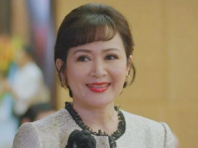 Nhan sắc vượt thời gian của NSND Minh Hòa ở tuổi 60