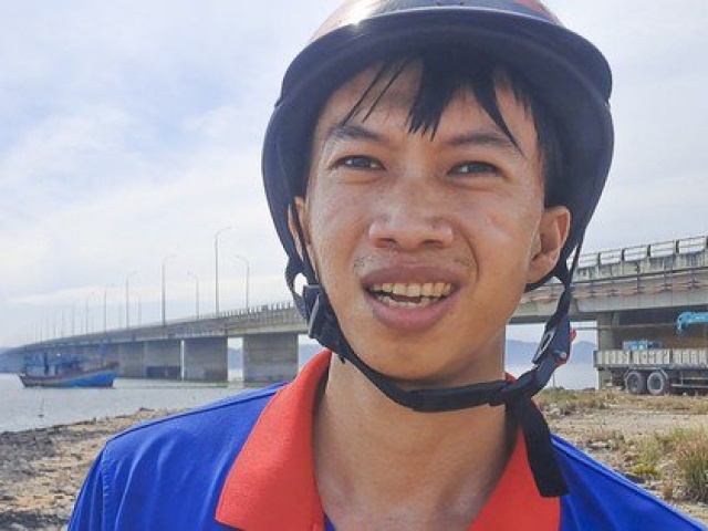 CLIP: 'Người hùng’ chèo xuồng ra giữa đầm Thị Nại cứu nạn nhân nhảy cầu