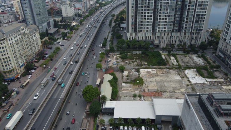 Dự án Nam Đàn Plaza có vị trí đắc địa, nằm trên lô E2.1 rộng gần 10.000 m2, ngay mặt đường Phạm Hùng, gần tòa nhà Keangnam (thuộc phường Mỹ Đình 1, quận Nam Từ Liêm).