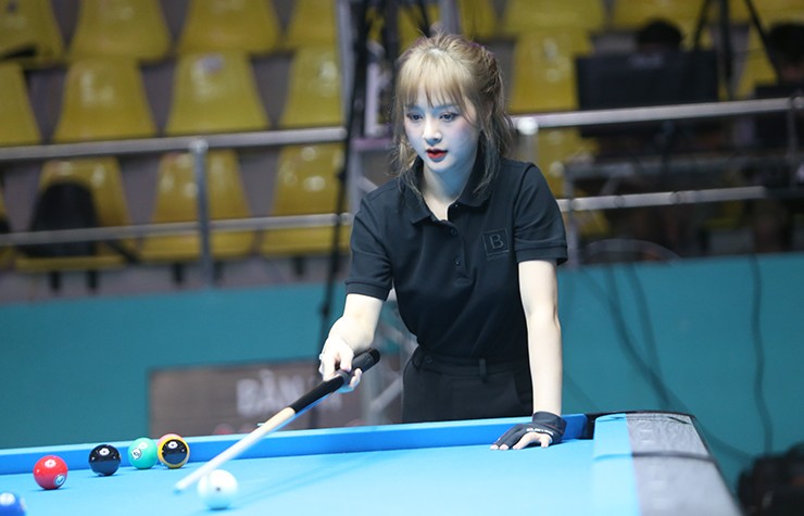 Sau chiến thắng kịch tính 7-6 trước Võ Thị Kiều Nhi (TP.HCM) ở trận ra quân, Ma Thị Hồng Gấm (Hà Nôi) có trận đấu tranh suất vào vòng knock-out top 32 giải Billiards &amp; Snooker vô địch quốc gia 2024 diễn ra chiều ngày 22/6.