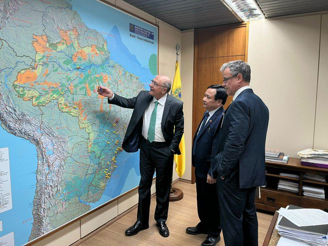 Đại sứ Bùi Văn Nghị (giữa) tại cuộc làm việc với Phó Tổng thống Brazil Geraldo Alckmin.